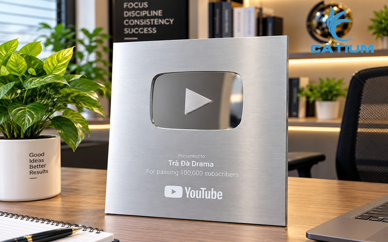 Bảng vinh danh nút bạc youtube trưng bày tại không gian làm việc