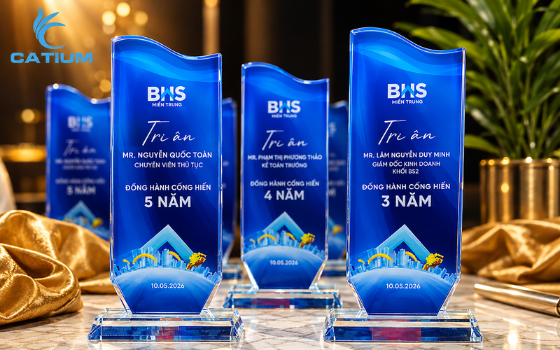 Cúp thuỷ tinh tri ân nhân viên