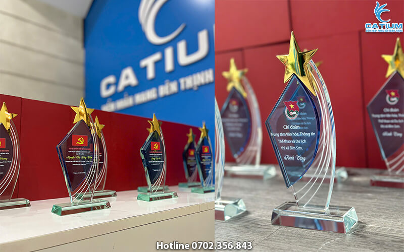 Cúp thủy tinh cánh buồm ngôi sao