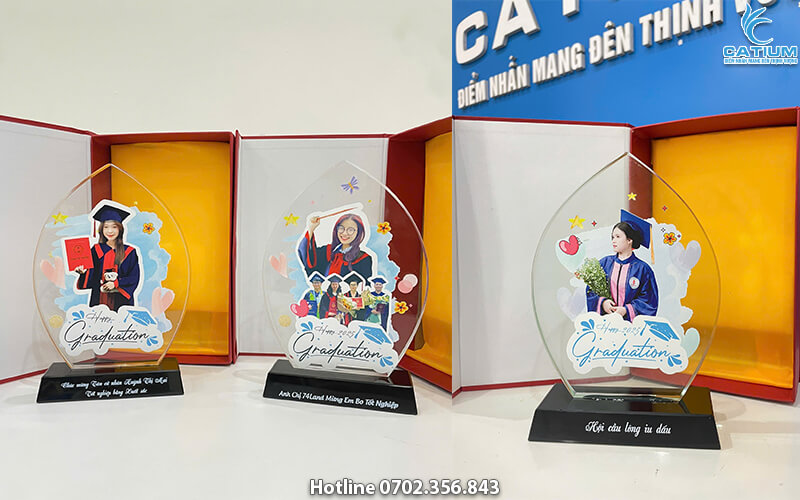 Kỷ niệm chương pha lê tốt nghiệp