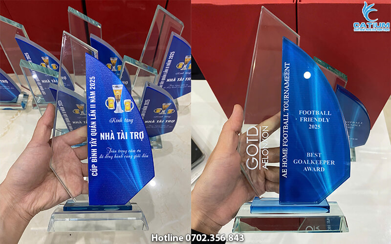 Kỷ niệm chương thủy tinh thuyền buồm