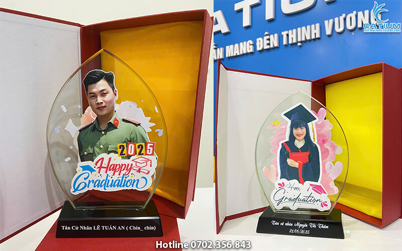 Kỷ niệm chương thủy tinh tốt nghiệp
