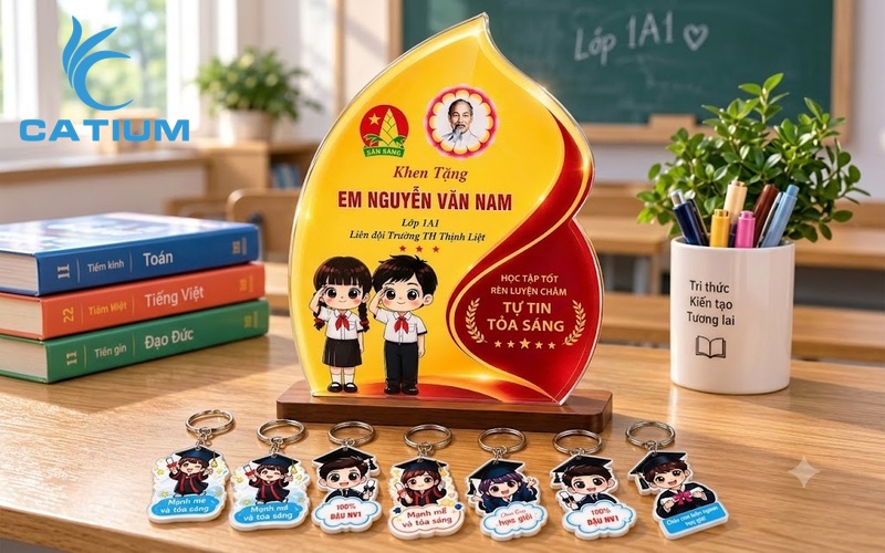 Mẫu kỷ niệm chương mica đế gỗ khen tặng học sinh có thành tích xuất sắc