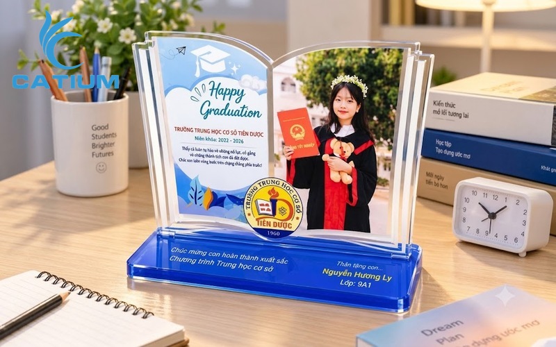 Kỷ niệm chương mica mừng tốt nghiệp hình quyển sách dành cho học sinh