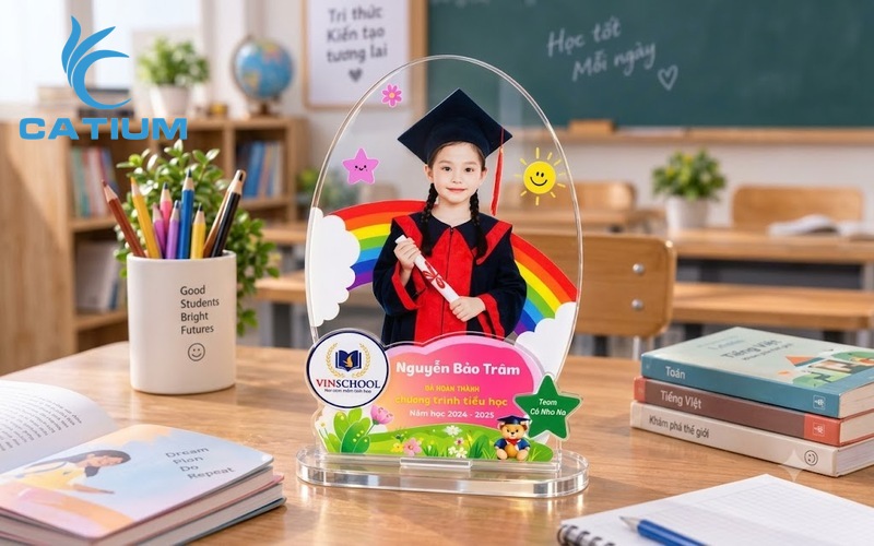 Kỷ niệm chương mica hình giọt nước