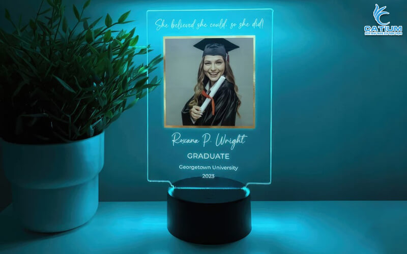 Đèn led in hình làm quà tốt nghiệp