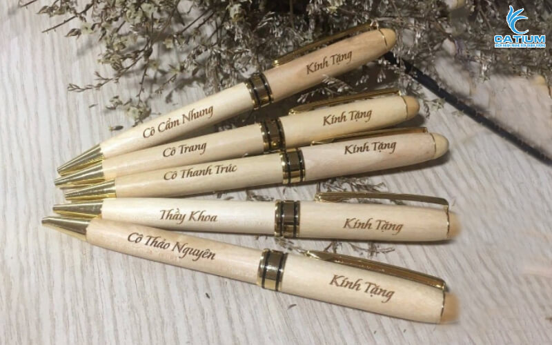 Bút gỗ nắp xoay khắc tên