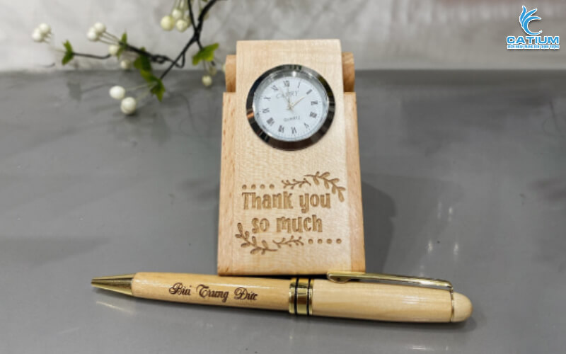 Hộp bút gỗ chân gập thiết kế độc đáo