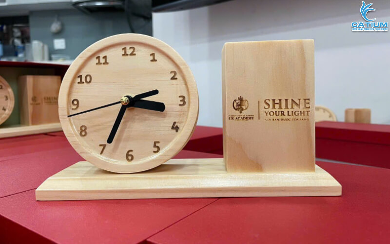 Lọ cắm bút kèm đồng hồ