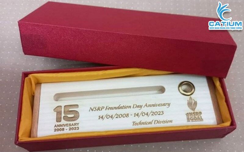 Hộp quà chưc nhật lót vải vàng sang trọng