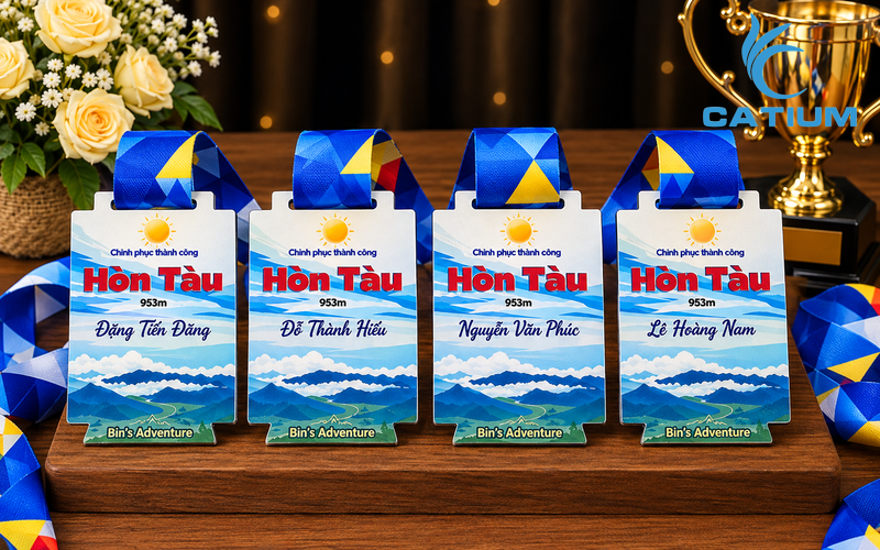 Huy chương leo núi hình chữ nhật in UV full màu phong cảnh mây, núi