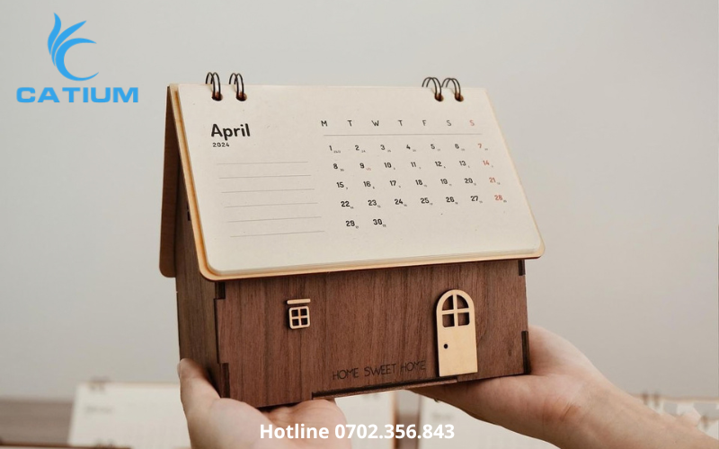 Lịch gỗ đặt bàn hình ngôi nhà thiết kế nhỏ gọn, tiện dụng