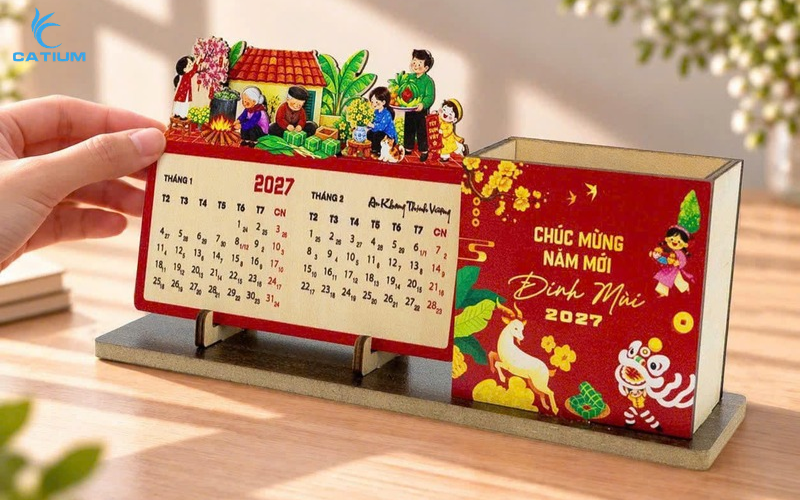 Lịch gỗ Tết đoàn viên là món quà ý nghĩa, gửi gắm lời chúc năm mới sum vầy, hạnh phúc và đủ đầy.