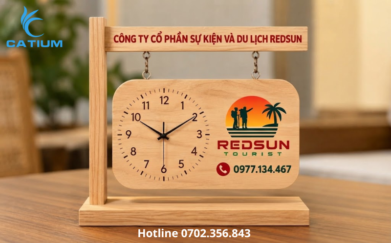 Đồng hồ gỗ để bàn in logo làm quà tặng doanh nghiệp