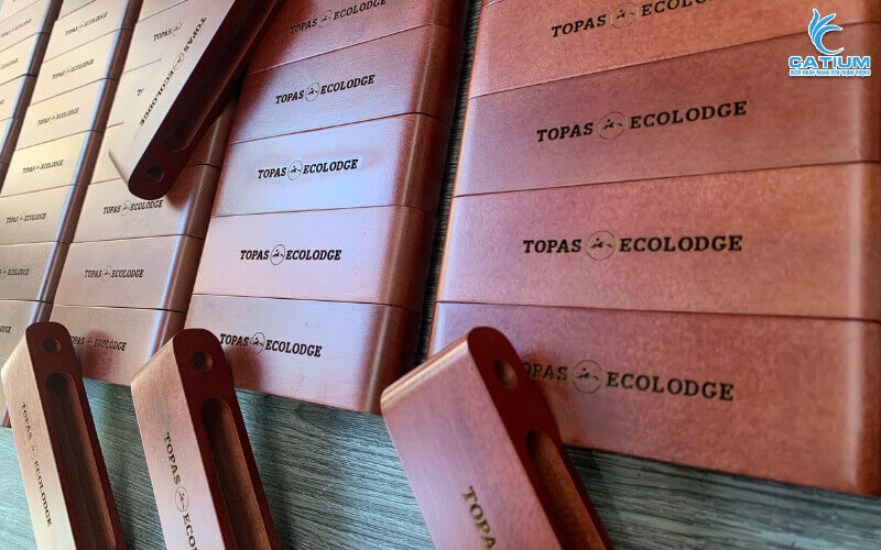 Khay gỗ để bút và card visit làm quà tặng