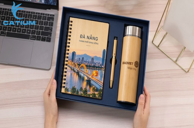 Bộ quà tặng sổ bút, bình nước khắc tên thiết kế sang trọng