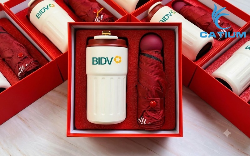 Set quà tặng bình giữ nhiệt và ô dù in logo doanh nghiệp