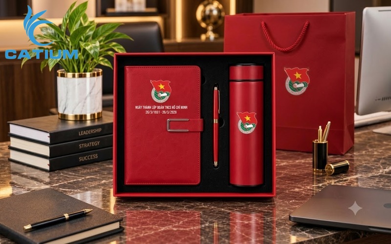 Bộ quà tặng gồm sổ da, bình nước và bút