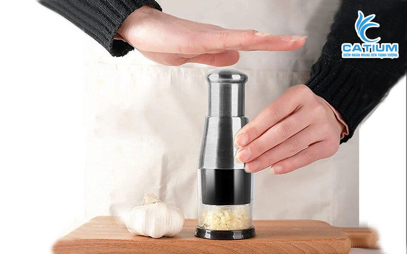 Dụng cụ băm tỏi cao cấp tiện lợi nên có trong căn bếp của bạn