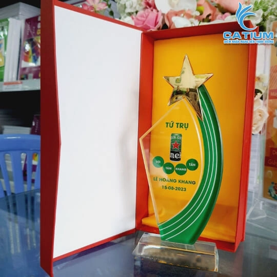 Kỷ Niệm Chương Thủy Tinh Cánh Buồm Ngôi Sao