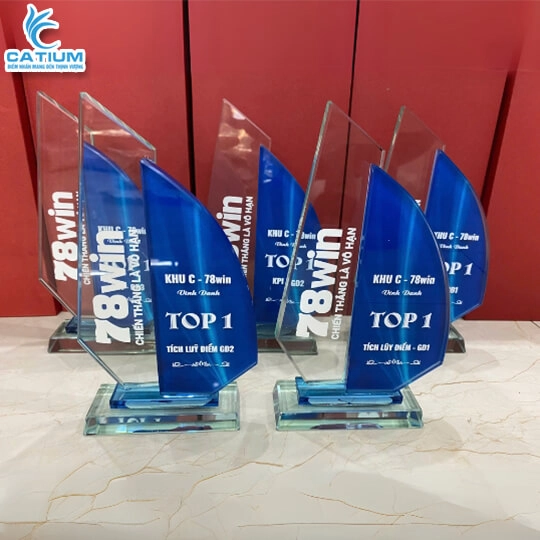 Kỷ Niệm Chương Thủy Tinh Thuyền Buồm