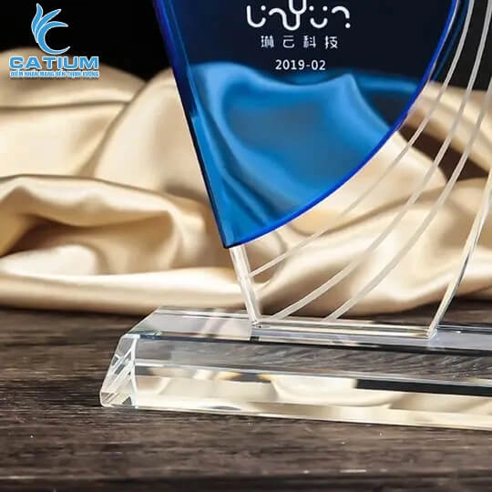 Kỷ Niệm Chương Thủy Tinh Cánh Buồm Ngôi Sao