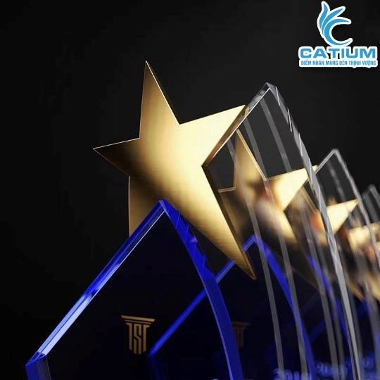 Kỷ Niệm Chương Pha Lê Sáng Tạo Cho Nhân Viên