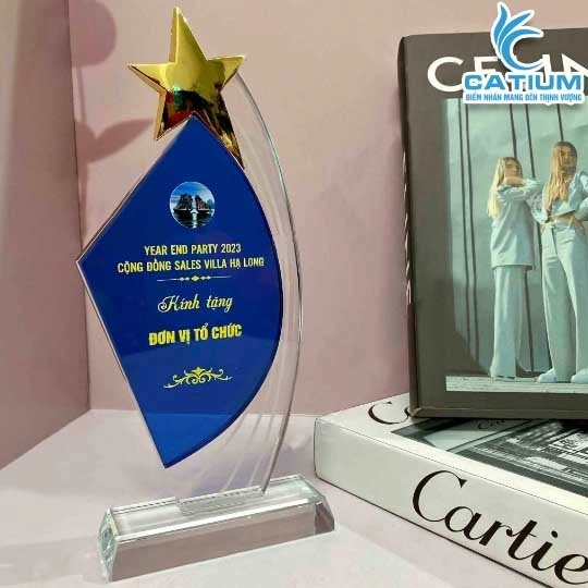 Kỷ Niệm Chương Pha Lê Sáng Tạo Cho Nhân Viên