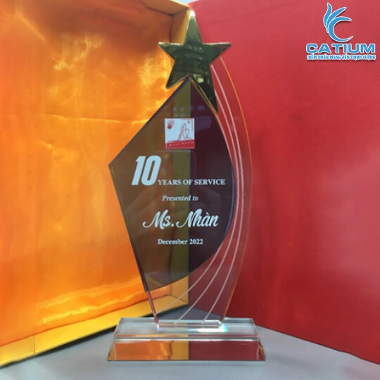 Kỷ Niệm Chương Thủy Tinh Cánh Buồm Ngôi Sao