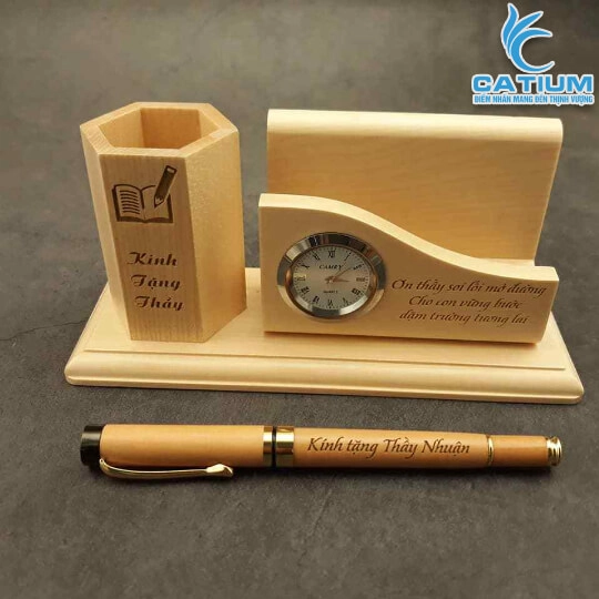 Lọ Bút Gỗ Khắc Tên Để Bàn