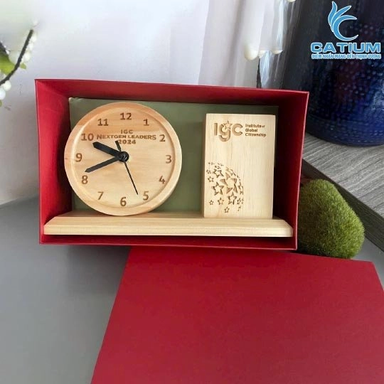 Hộp Bút Để Bàn Kèm Đồng Hồ