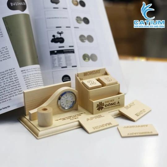 Hộp Bút Kèm Lịch Xí Ngầu