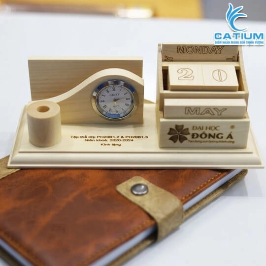 Hộp Bút Kèm Lịch Xí Ngầu