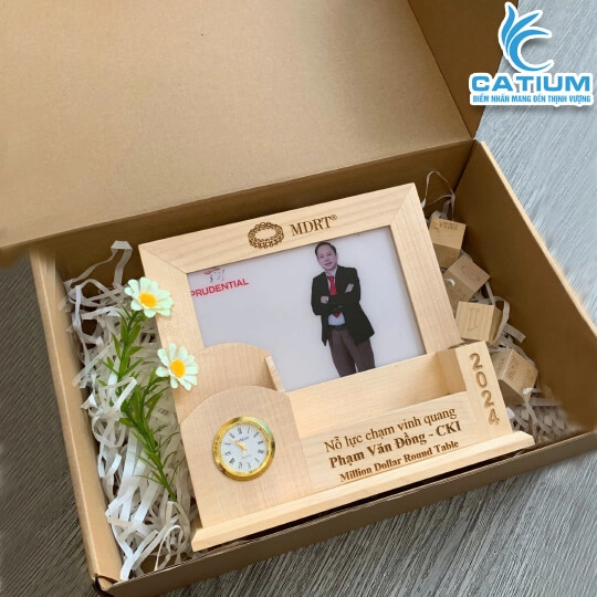 Hộp Bút Gỗ Kèm Khung Ảnh