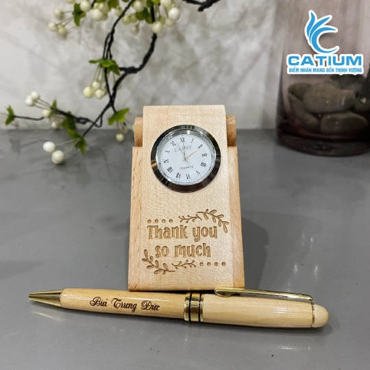 Combo Hộp Bút Gỗ Để Bàn Chân Gập