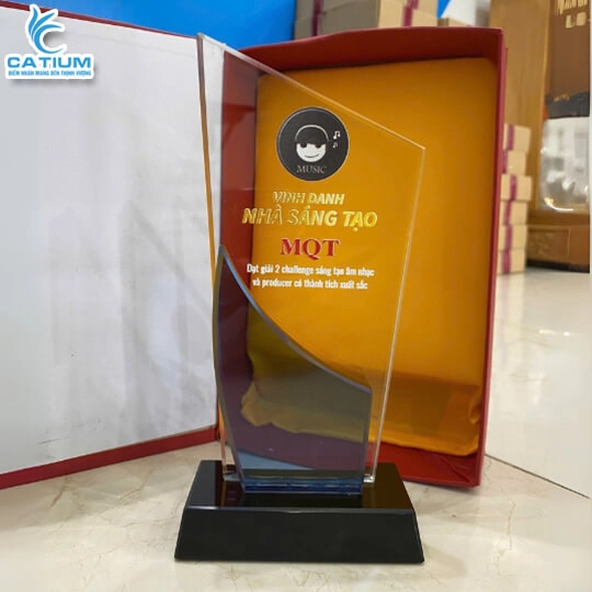 Kỷ Niệm Chương Pha Lê Tứ Giác