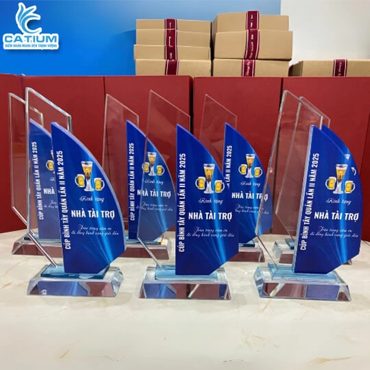 Kỷ Niệm Chương Thủy Tinh Thuyền Buồm