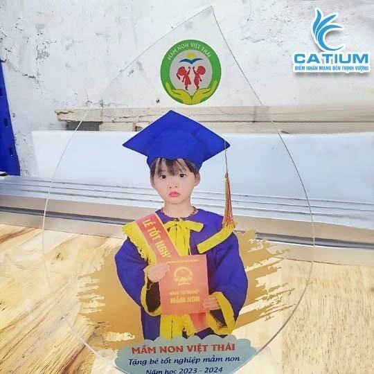 Kỷ Niệm Chương Mica Hình Giọt Nước