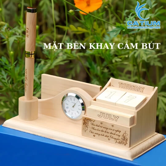 Hộp Bút Kèm Lịch Xí Ngầu