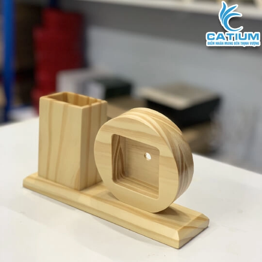 Hộp Bút Để Bàn Kèm Đồng Hồ