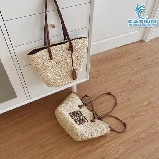 Túi Cói Hai Quai Logo Gỗ