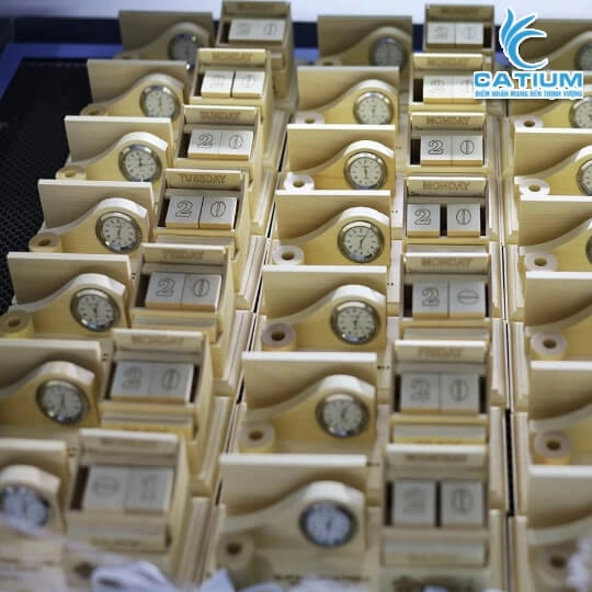 Hộp Bút Kèm Lịch Xí Ngầu